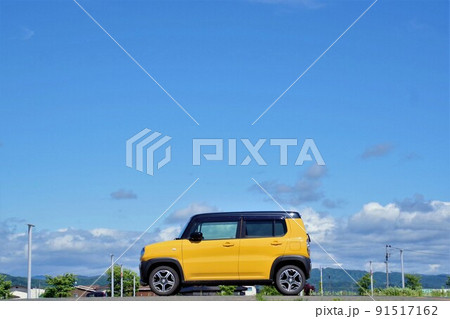青空と軽自動車　黄色のスズキハスラー 91517162
