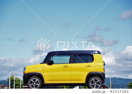 青空と軽自動車 黄色のスズキハスラー 青空と軽自動車 黄色のスズキハスラー 91517163