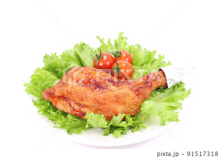 ローストチキン　鶏肉の炙り焼き　鶏モモ　明るい背景 91517318