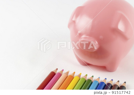 豚の貯金箱と色鉛筆 91517742