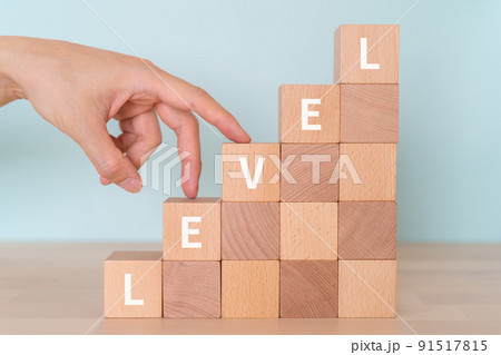 レベルのイメージ｜「LEVEL」と書かれたブロックと手 91517815