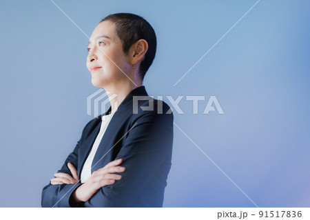 ベリーショートヘアの女性 91517836