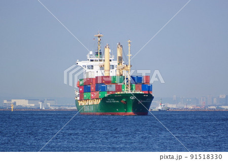 神戸港へのコンテナ船の入港 91518330