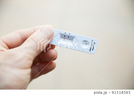 抗原検査キットを手で持つ 91518565
