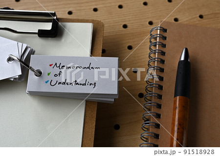 Memorandum of Understandingと書かれた単語帳とノートとペン Memorandum of Understandingと書かれた単語帳とノートとペン 91518928