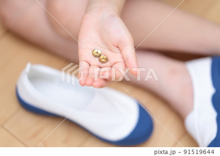 上履きに仕掛けられた画鋲と女の子の足 上履きに仕掛けられた画鋲と女の子の足 91519644