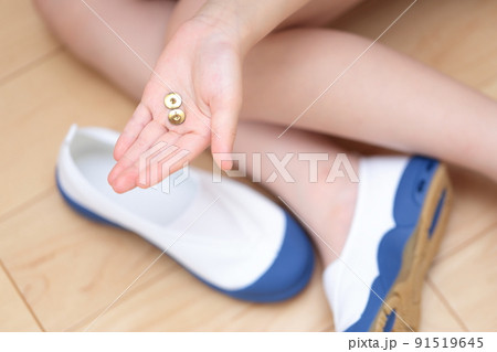 上履きに仕掛けられた画鋲と女の子の足 上履きに仕掛けられた画鋲と女の子の足 91519645
