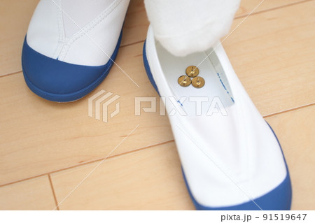 上履きに仕掛けられた画鋲と女の子の足 91519647