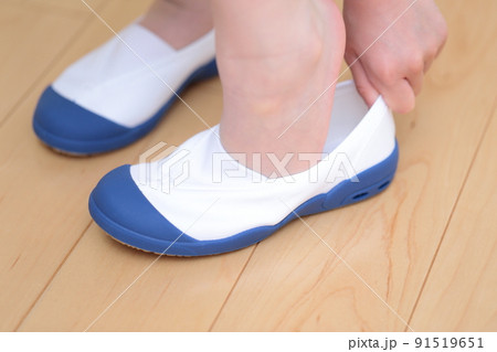 上履きを履く女の子の足 上履きを履く女の子の足 91519651