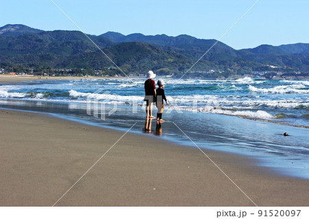 春の海で遊ぶ子供たち 春の海で遊ぶ子供たち 91520097