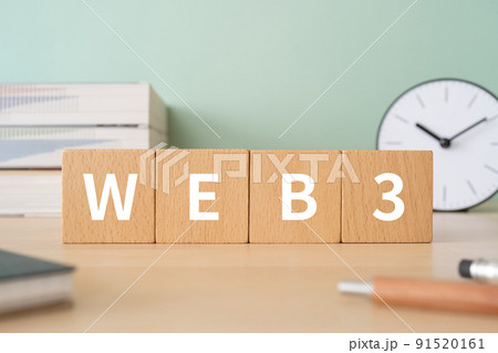 WEB3のイメージ｜「WEB3」と書かれたブロックが置かれたデスク 91520161