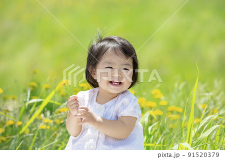 野花の咲く公園で遊ぶ女の子 91520379