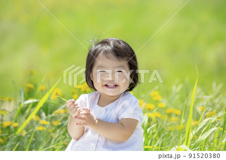 野花の咲く公園で遊ぶ女の子 91520380