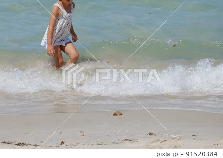 砂浜で遊ぶ幼児 砂浜で遊ぶ幼児 91520384