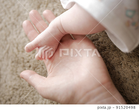 生後1ヶ月　赤ちゃんの足 91520498