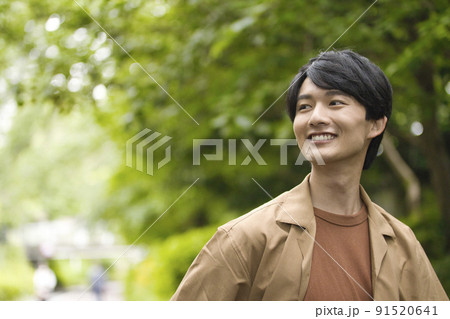 20代男性 新緑の中のポートレート 20代男性 新緑の中のポートレート 91520641