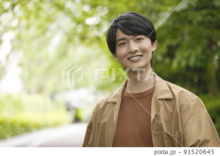 20代男性　新緑の中のポートレート 91520645