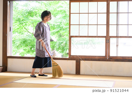 掃除をする人 シニア 掃除をする人 シニア 91521044