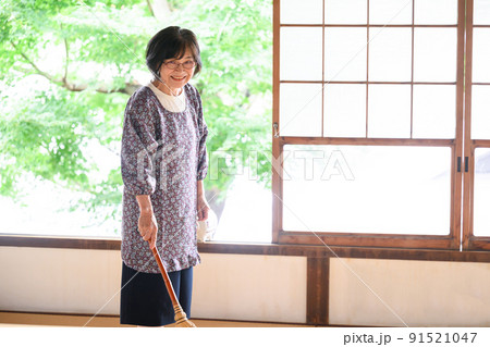 掃除をする人 シニア 掃除をする人 シニア 91521047