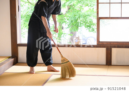 掃除をする人　男性 91521048