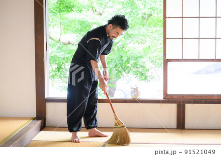 掃除をする人 男性 掃除をする人 男性 91521049