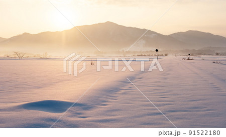 里山の冬　夜明けの道（蒜山高原） 91522180