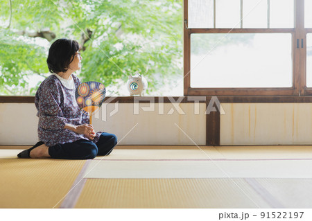 和室でくつろぐシニア女性　 91522197