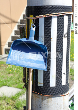 塵取り、掃除、電柱、ゴミステーション、電信柱、ゴミ置き場、清掃、ほうき、ライフスタイル 塵取り、掃除、電柱、ゴミステーション、電信柱、ゴミ置き場、清掃、ほうき、ライフスタイル 91522936