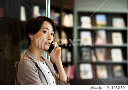 ビジネス 女性 オフィス スマホ 会話 通話 ビジネス 女性 オフィス スマホ 会話 通話 91523280