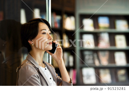 ビジネス 女性 オフィス スマホ 会話 通話 ビジネス 女性 オフィス スマホ 会話 通話 91523281