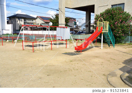 街中の小さな公園 91523841