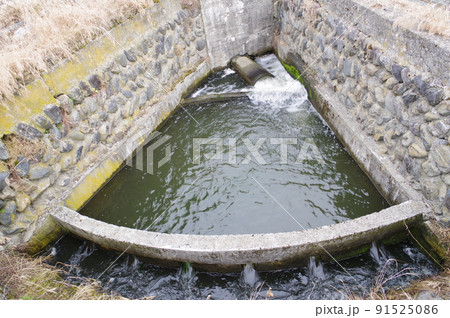 長野県の灌漑施設　西天竜幹線水路　円筒分水群「大泉25号乙」　特徴的な灌漑施設 91525086