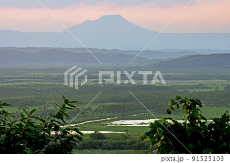 雄阿寒岳と夕焼け 雄阿寒岳と夕焼け 91525103