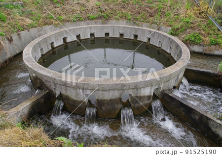 長野県の灌漑施設　西天竜幹線水路　円筒分水群「田畑29号3」　特徴的な灌漑施設 91525190