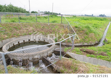 長野県の灌漑施設　西天竜幹線水路　円筒分水群「田畑29号3」　特徴的な灌漑施設 91525191