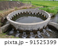長野県の灌漑施設　西天竜幹線水路　円筒分水群「御子柴31号」　特徴的な灌漑施設 91525399