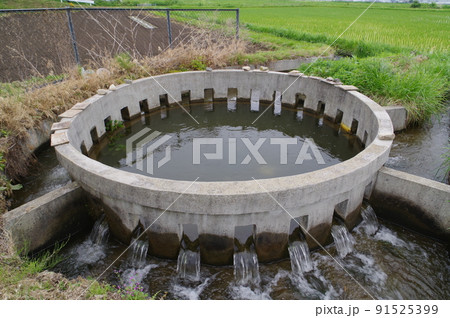 長野県の灌漑施設　西天竜幹線水路　円筒分水群「御子柴31号」　特徴的な灌漑施設 91525399