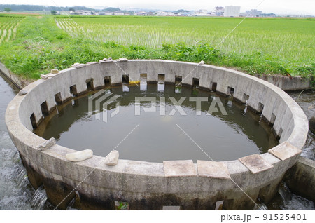 長野県の灌漑施設 西天竜幹線水路 円筒分水群「御子柴31号」 特徴的な灌漑施設 長野県の灌漑施設 西天竜幹線水路 円筒分水群「御子柴31号」 特徴的な灌漑施設 91525401