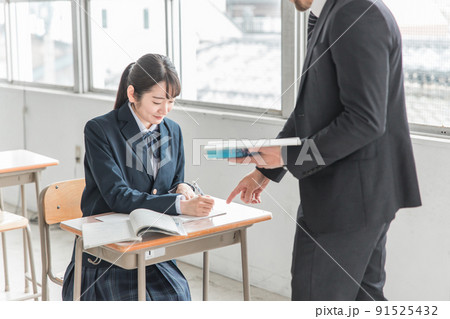 学校で勉強する制服を着た女子高校生(塾・予備校) 学校で勉強する制服を着た女子高校生(塾・予備校) 91525432