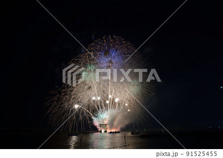 夜空彩る大輪の花　＜浜名湖弁天島＞ 91525455