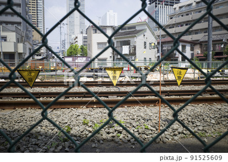 金網越しの風景 金網越しの風景 91525609