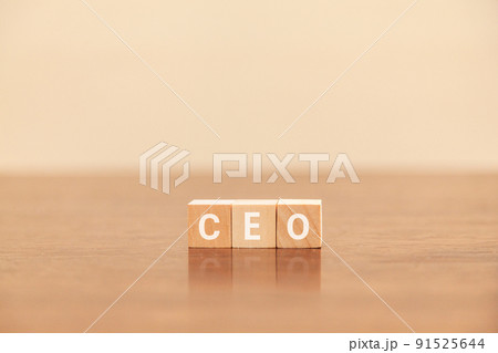 CEOの文字。最高経営責任者。Chief Executive Officer。3つの木製ブロック CEOの文字。最高経営責任者。Chief Executive Officer。3つの木製ブロック 91525644