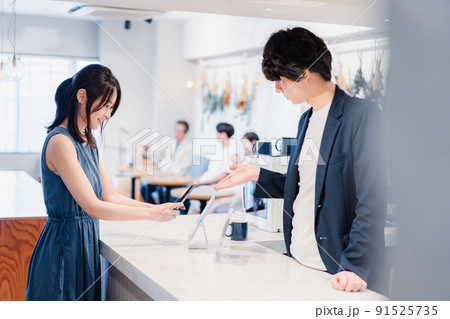 スマホ決済をする若い女性 スマホ決済をする若い女性 91525735
