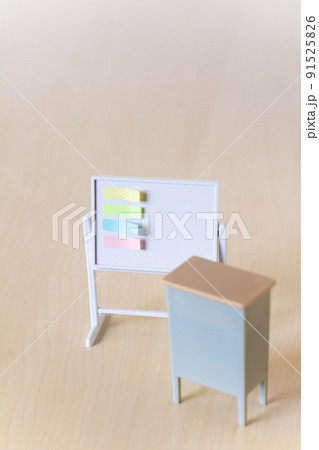 ミニチュアの教卓とホワイトボード ミニチュアの教卓とホワイトボード 91525826