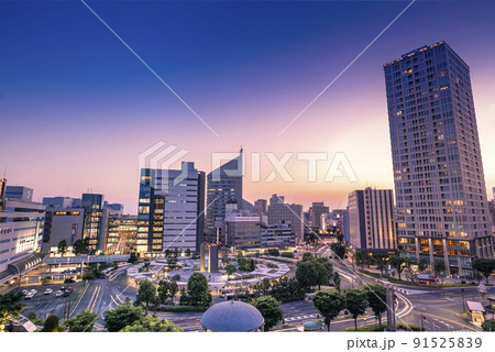 静岡県浜松市のJR浜松駅北口のよく晴れた夕方の市街地風景 静岡県浜松市のJR浜松駅北口のよく晴れた夕方の市街地風景 91525839