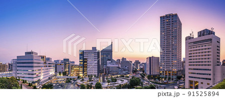 静岡県浜松市のJR浜松駅北口のよく晴れた夕方の市街地パノラマ風景 91525894