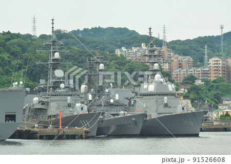 軍港に停泊している護衛艦 91526608