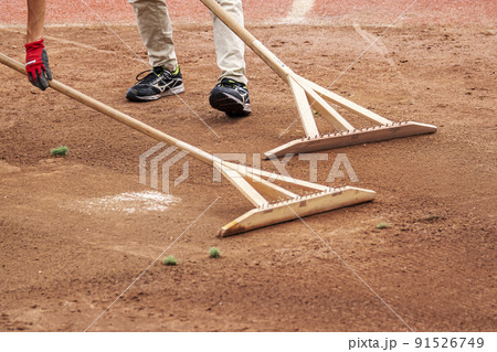 野球場でトンボ・レーキを使い地面をならすグラウンド整備 野球場でトンボ・レーキを使い地面をならすグラウンド整備 91526749