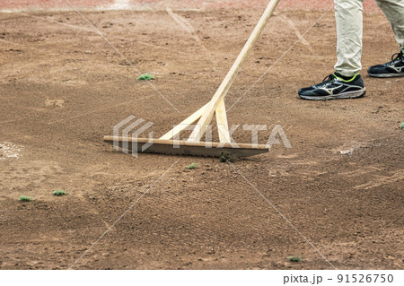 野球場でトンボ・レーキを使い地面をならすグラウンド整備 野球場でトンボ・レーキを使い地面をならすグラウンド整備 91526750