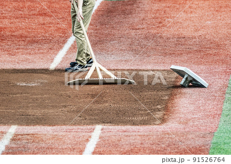 野球場でトンボ・レーキを使い地面をならすグラウンド整備 91526764